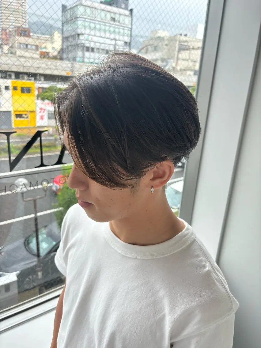 ミディアム パーマ メンズ ミディアムパーマ センターパート メンズハイライト メンズパーマ ハイライト 穐田 航のヘアスタイル