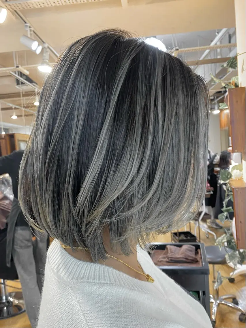 ショート カラー バレイヤージュ ボブ レイヤーカット 白髪ぼかし バレイヤージュ志鎌のヘアスタイル