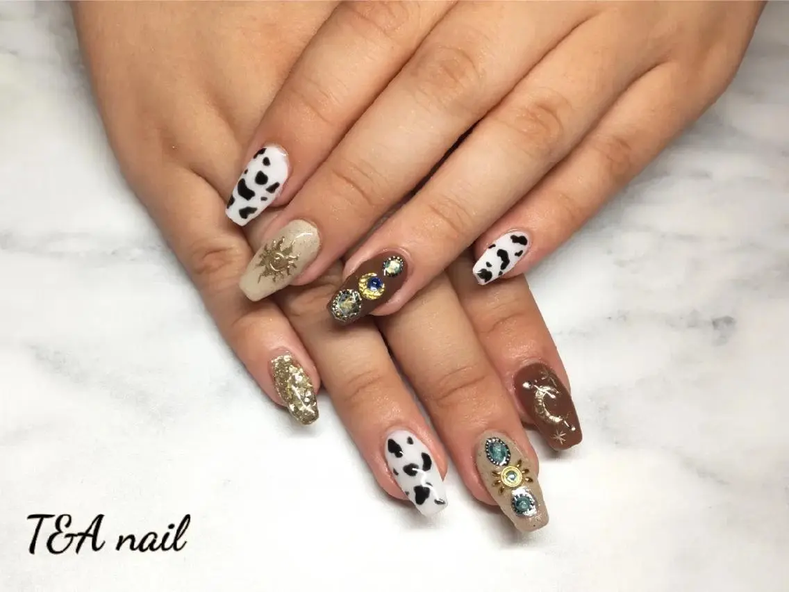 ミディアム ネイル アニマル柄 長さ出し ジェルネイル ニュアンスネイル スカルプネイル T&A nailのネイルデザイン