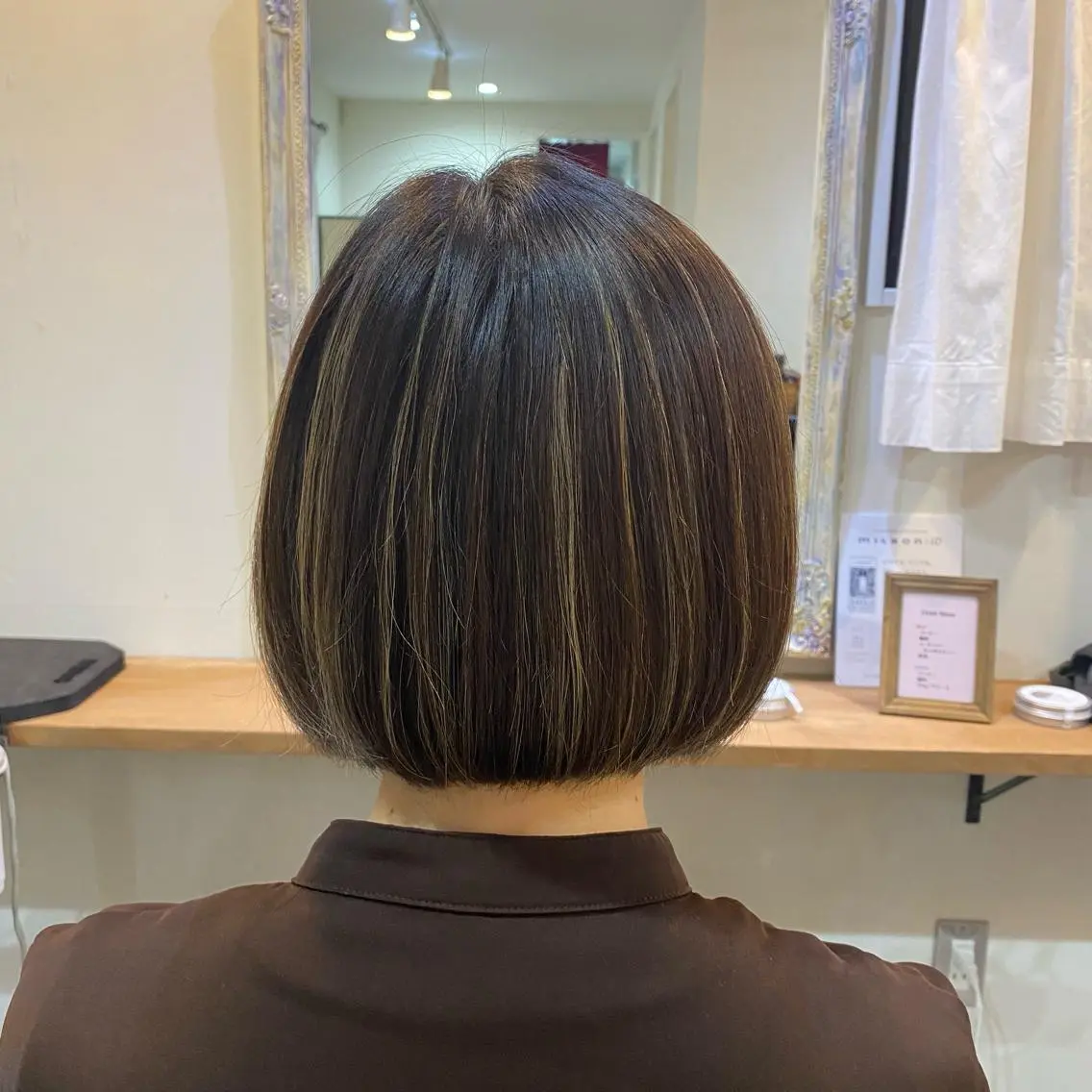 ショート カラー 切りっぱなしボブ ハイライトカラー ボブ ハイライト 切りっぱなしボブ 👩🏼ミニボブのヘアスタイル