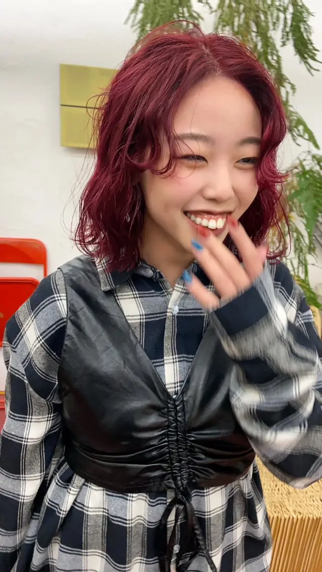 ミディアム Nene/ハイトーン インナーカラーのヘアスタイル