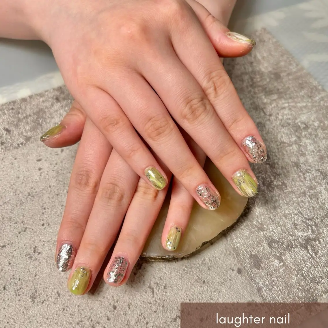 ネイル アートネイル ジェルネイル ラメ(グリッター) ピスタチオネイル シルバー ハンドネイル laughter nailのネイルデザイン