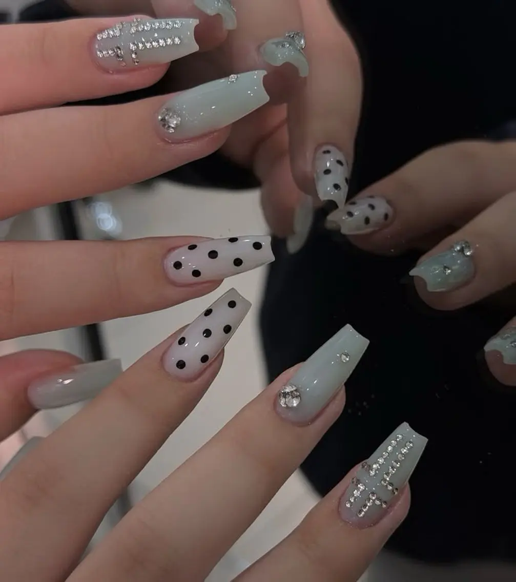 ネイル キラキラネイル 韓国ネイル 持ち込み シンプルネイル ワンホンネイル ハンドネイル ハンドケア Blingg NailStudioのネイルデザイン