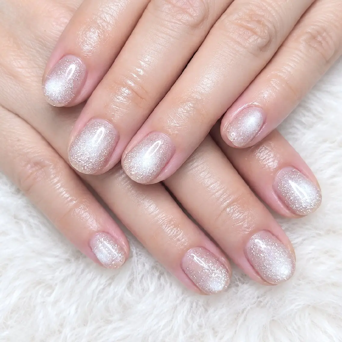 ネイル フラッシュネイル フラッシュマグ マグネットネイル ピンク ピンクベージュ ハンドネイル WB,nail 🤍 KOKORO のネイルデザイン
