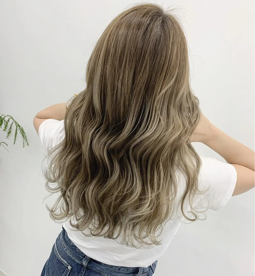 セミロング ハイライト 山田 絵里菜のヘアスタイル