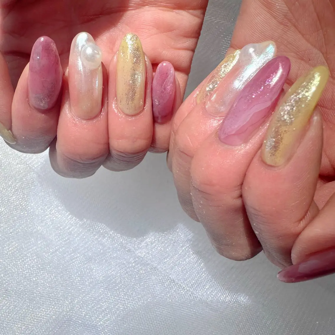 ネイル オーロラネイル 氷ネイル・うるうるネイル 韓国ネイル ピンク 黄色 🪞KAPE NAIL 🪞のネイルデザイン