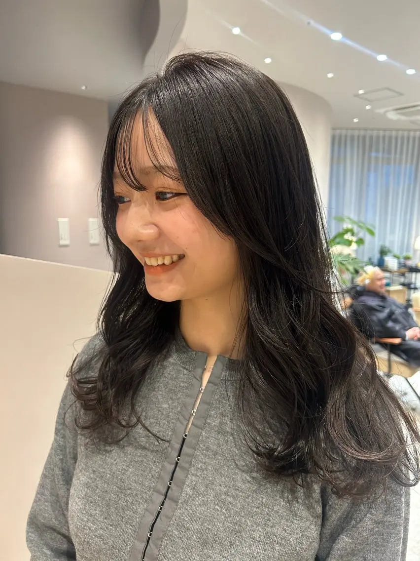 ロング カラー グレージュ イルミナカラー 韓国風ヘア レイヤーカット シースルーバング 浅倉栞 /透明感カラーのヘアスタイル