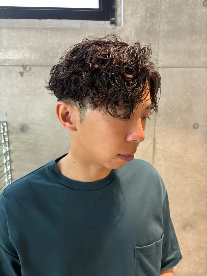 ショート パーマ メンズ メンズパーマ カット パーマ トリートメント ラフでキマる色気ヘア 鈴木教介👯‍♀️のヘアスタイル