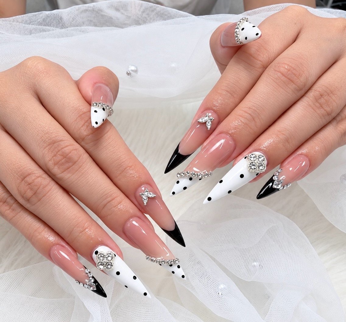 ネイル アートネイル ボルドー フレンチネイル ジェルネイル 氷ネイル・うるうるネイル ハンドネイル Julie Nail Hinのネイルデザイン