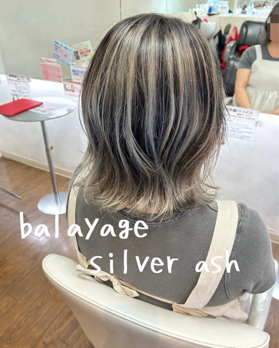 ミディアム カラー アッシュ バレイヤージュ ベージュカラー レイヤーカット ヘアカラー GLAD 萩原のヘアスタイル