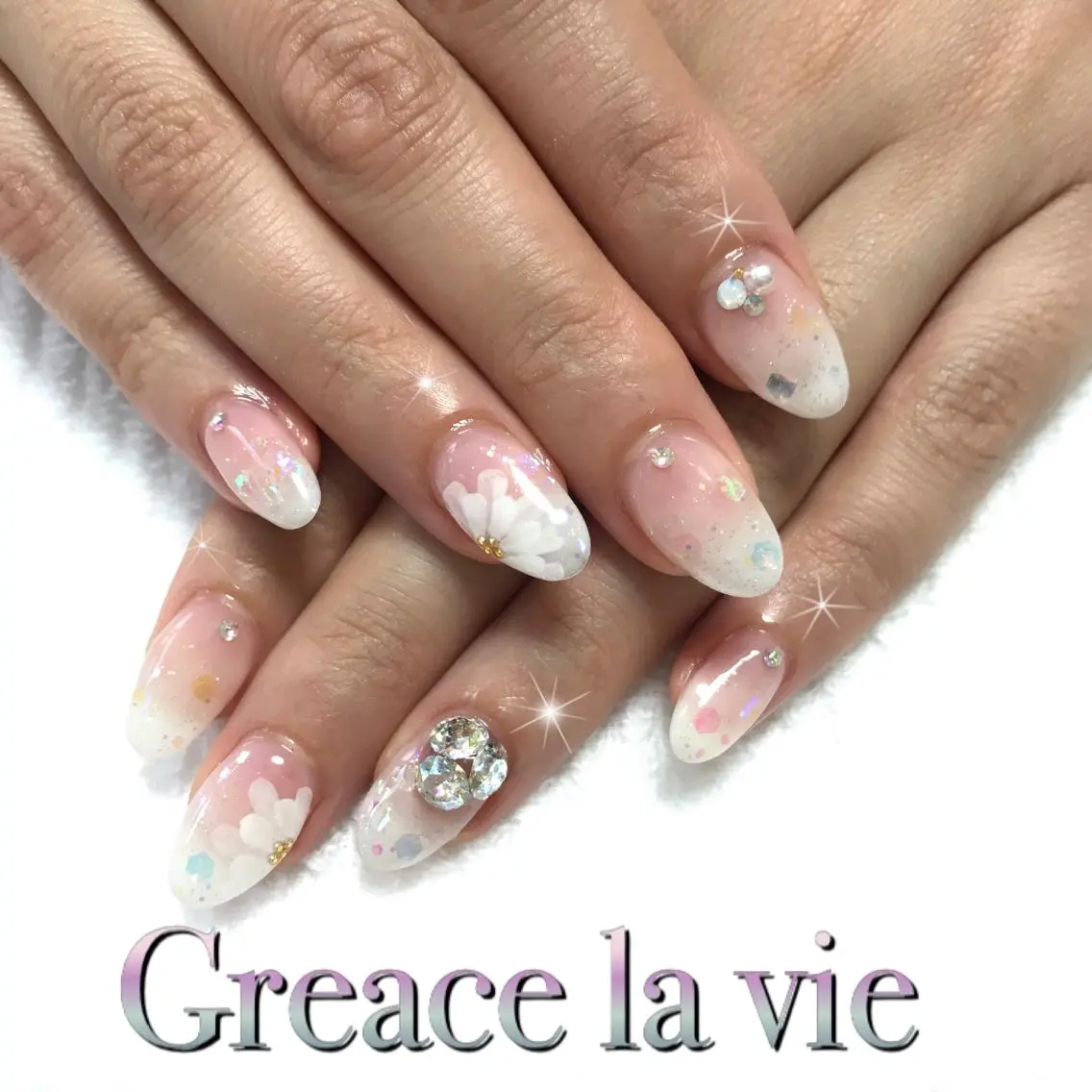 ロング カラー パーマ ヘアアレンジ キッズ ネイル マツエク・マツパ フラワーネイル ホワイト Greace  la vieのネイルデザイン