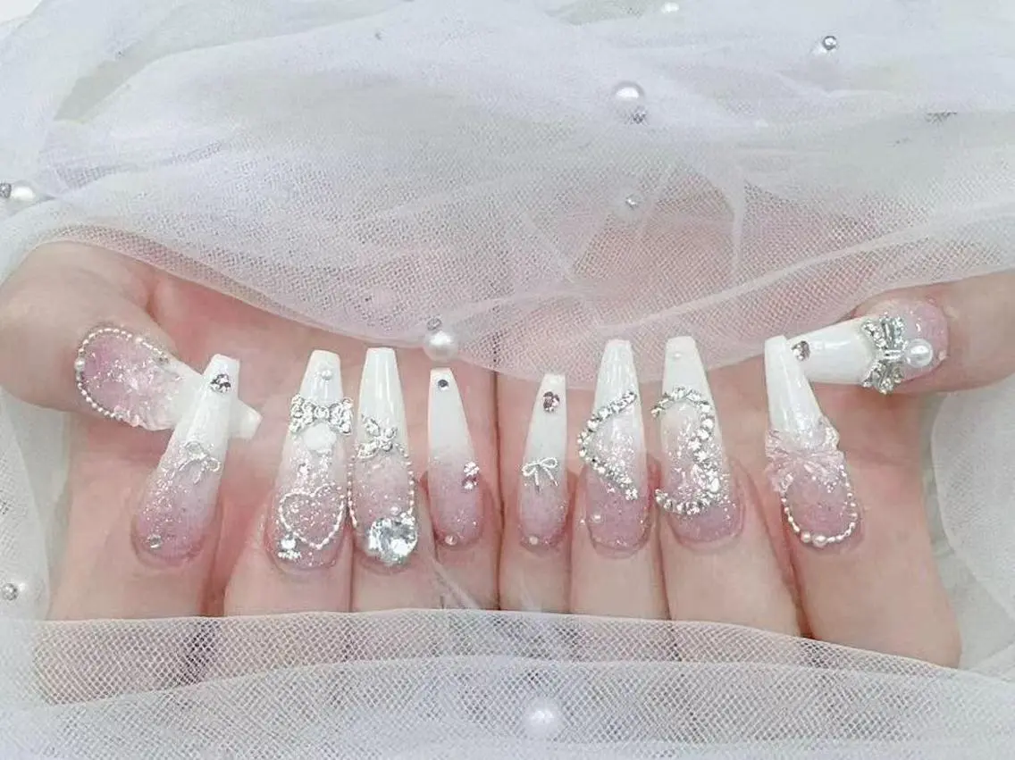 ネイル 長さ出し キラキラネイル 韓国ネイル ロングネイル マグネットネイル ハンドネイル ハンドケア MochiMochi 🎀新宿／長さ出しのネイルデザイン