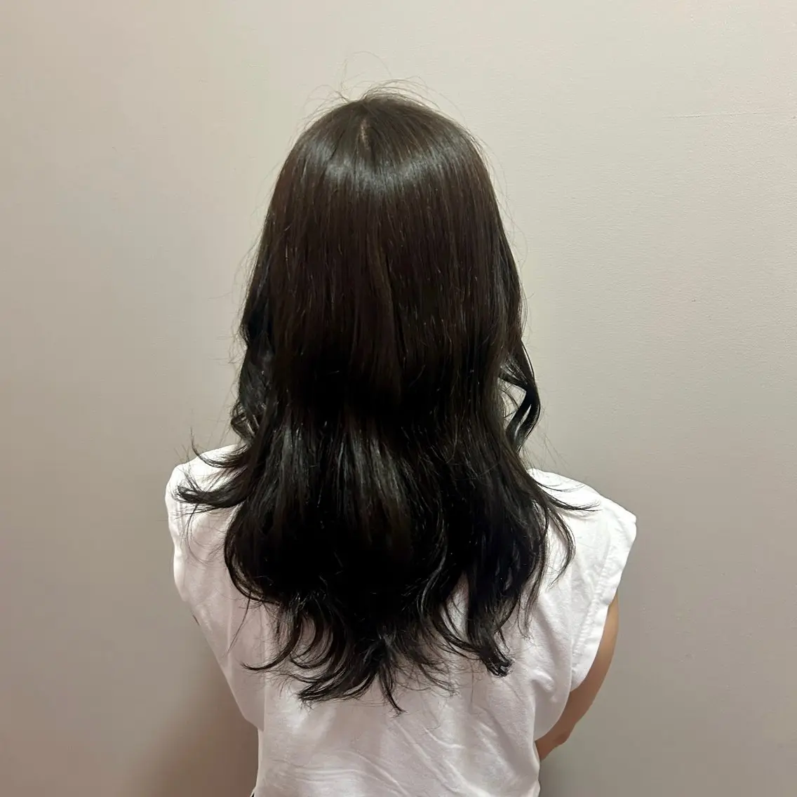 セミロング カラー ベージュカラー オリーブベージュ 岡本 妃麗のヘアスタイル