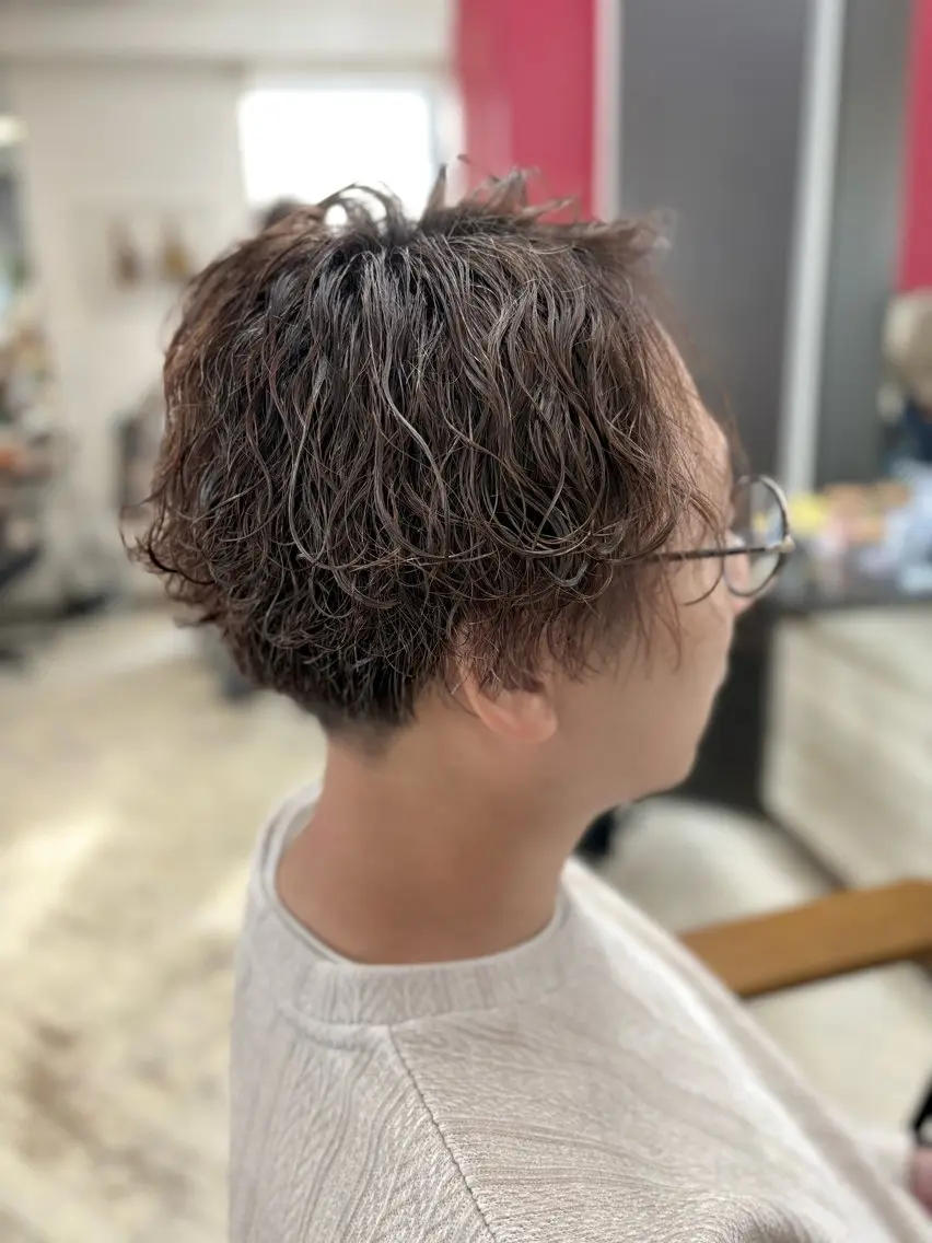 ショート パーマ 白髪ボカシカラー /骨格に合わせカットのヘアスタイル