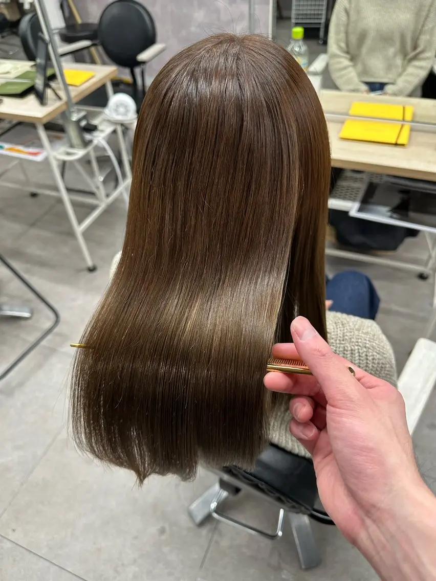 セミロング カット ヘアカラー トリートメント 艶髪、髪質改善 富田隼仁のヘアスタイル