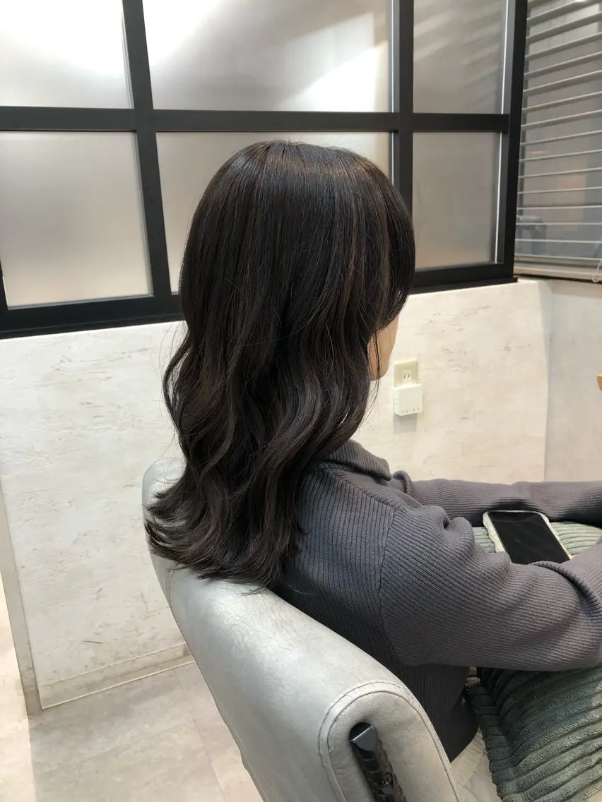セミロング カラー 黒髪 グレーブラック SOA FLEAR Tsuyoshiのヘアスタイル