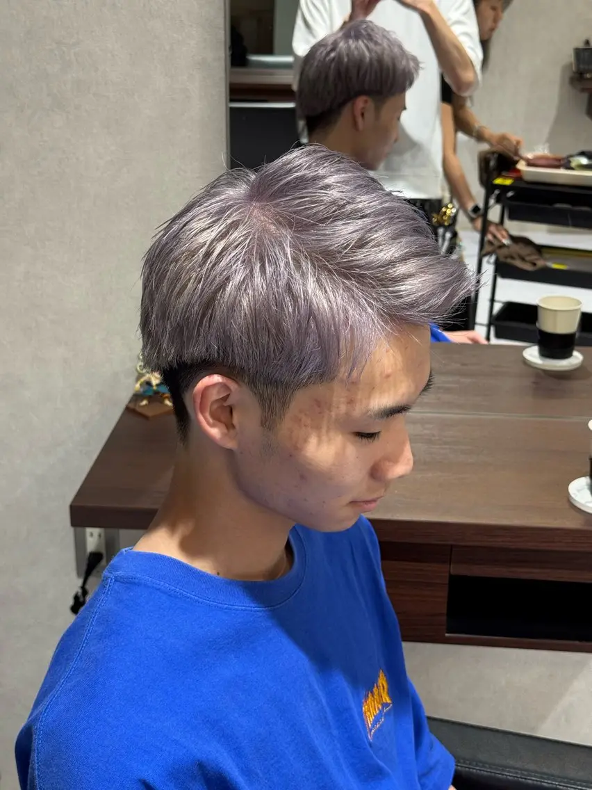 ショート カラー メンズ メンズブリーチ マッシュ アッシュ ブリーチ シルバー 東 拓己のヘアスタイル