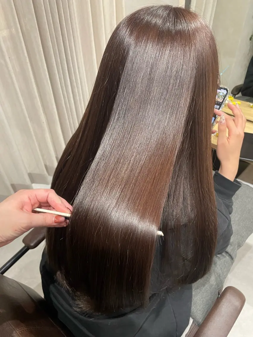 〖 🎀話題の大人気メニュー🪄 〗 髪質改善ストレート🪞湿気での広がりやクセを毎日扱いやすい髪の毛に✨️の写真