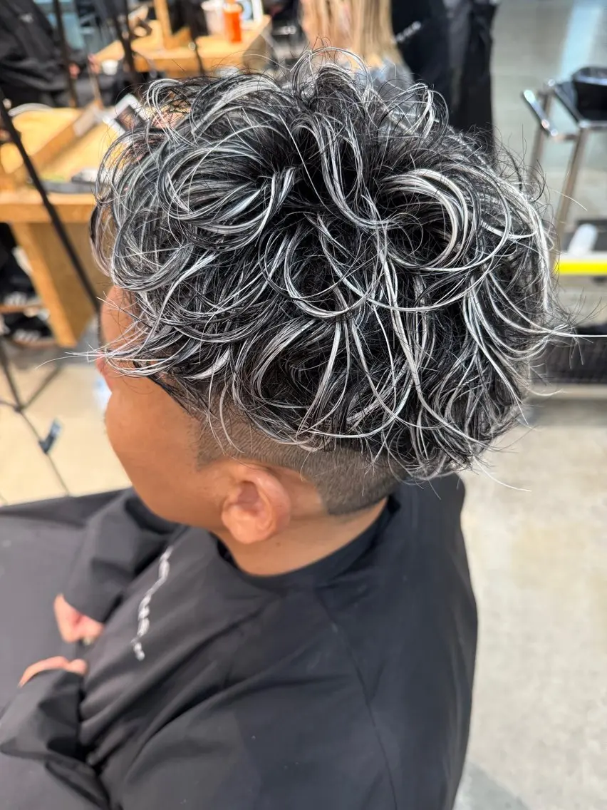 カラー パーマ ブリーチ ハイライトカラー メンズハイトーン メンズバレイヤージュのヘアスタイル