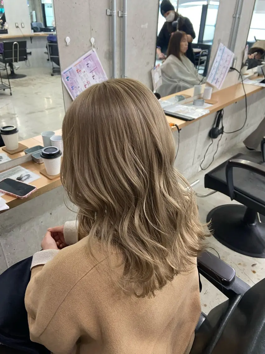 セミロング カラー ベージュカラー ブリーチ ミルクティーベージュ ヘアカラー 安住 日花のヘアスタイル