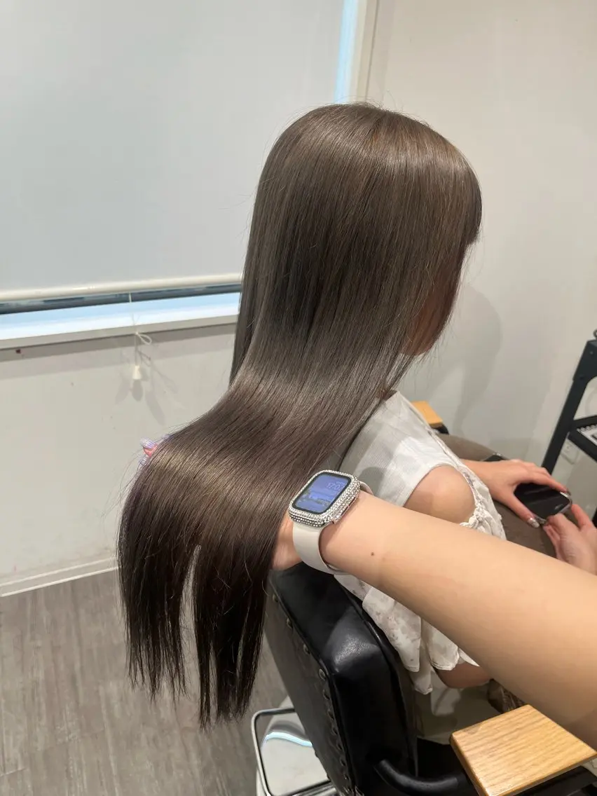 ロング カラー グレージュ 松尾 遥花のヘアスタイル