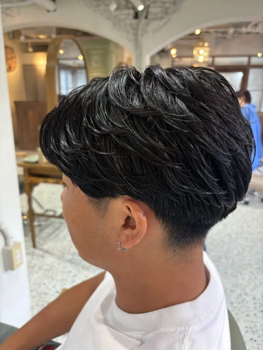 ショート パーマ メンズ センターパート フェザーパーマ メンズパーマ カット パーマ 中澤 衿葉のヘアスタイル