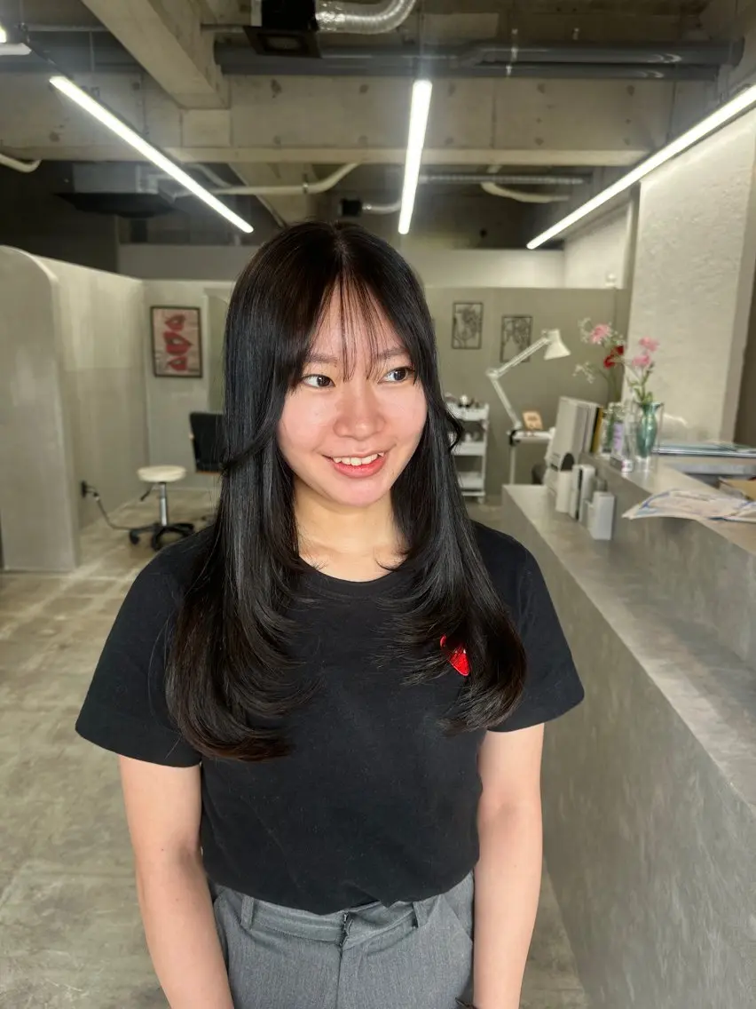 ミディアム 顔まわりレイヤー 顔周りカット レイヤーカット カット ヘアカラー トリートメント miloc MOMOKAのヘアスタイル