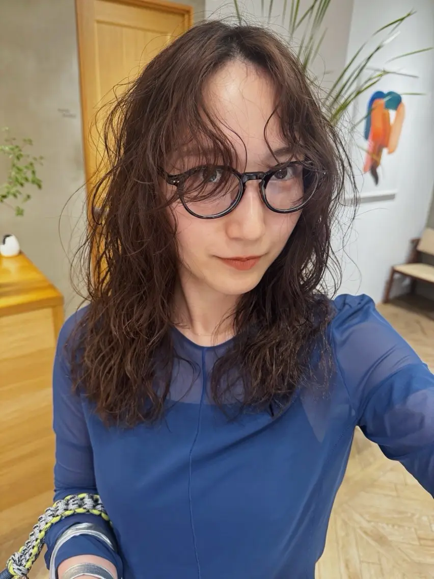 セミロング セミロングパーマ カット ヘアカラー 縮毛矯正 トリートメント レイヤーカット ＆透明感カラーのヘアスタイル