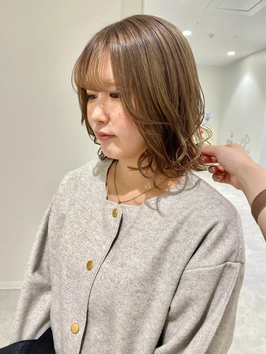 ミディアム カラー ベージュカラー ブリーチ ダブルカラー ミルクティーベージュ ヘアカラー ベージュ/アレンジ /横浜/杉本千夏のヘアスタイル