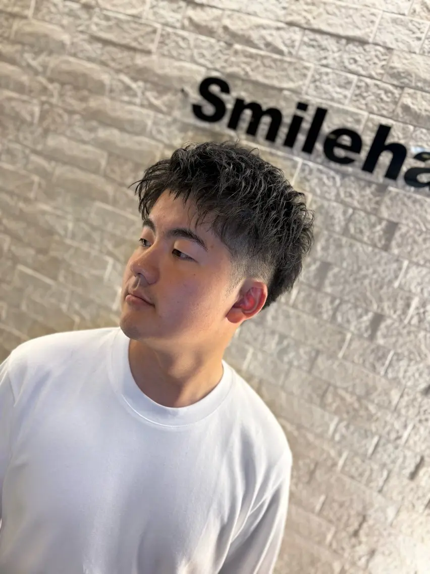 ショート メンズ アップバング ツーブロック 刈り上げ ショートヘア カット フェードとパーマ特化 小池 魔裟斗のヘアスタイル