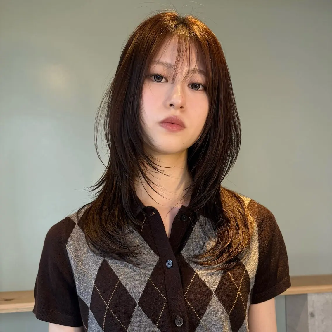 ミディアム 伸ばしかけ レイヤーカット Ayaka 透明感カラーのヘアスタイル