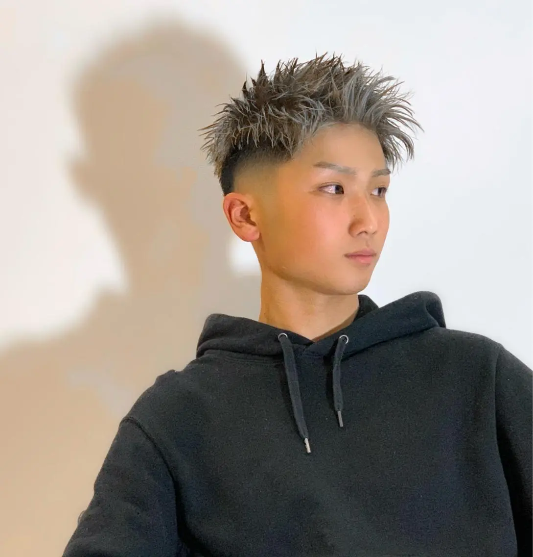 カラー メンズ フェードカット スキンフェード アッシュ シルバー シルバーアッシュ カット ヘアカラー トリートメント メンズ専門　井藤 雅也のヘアスタイル