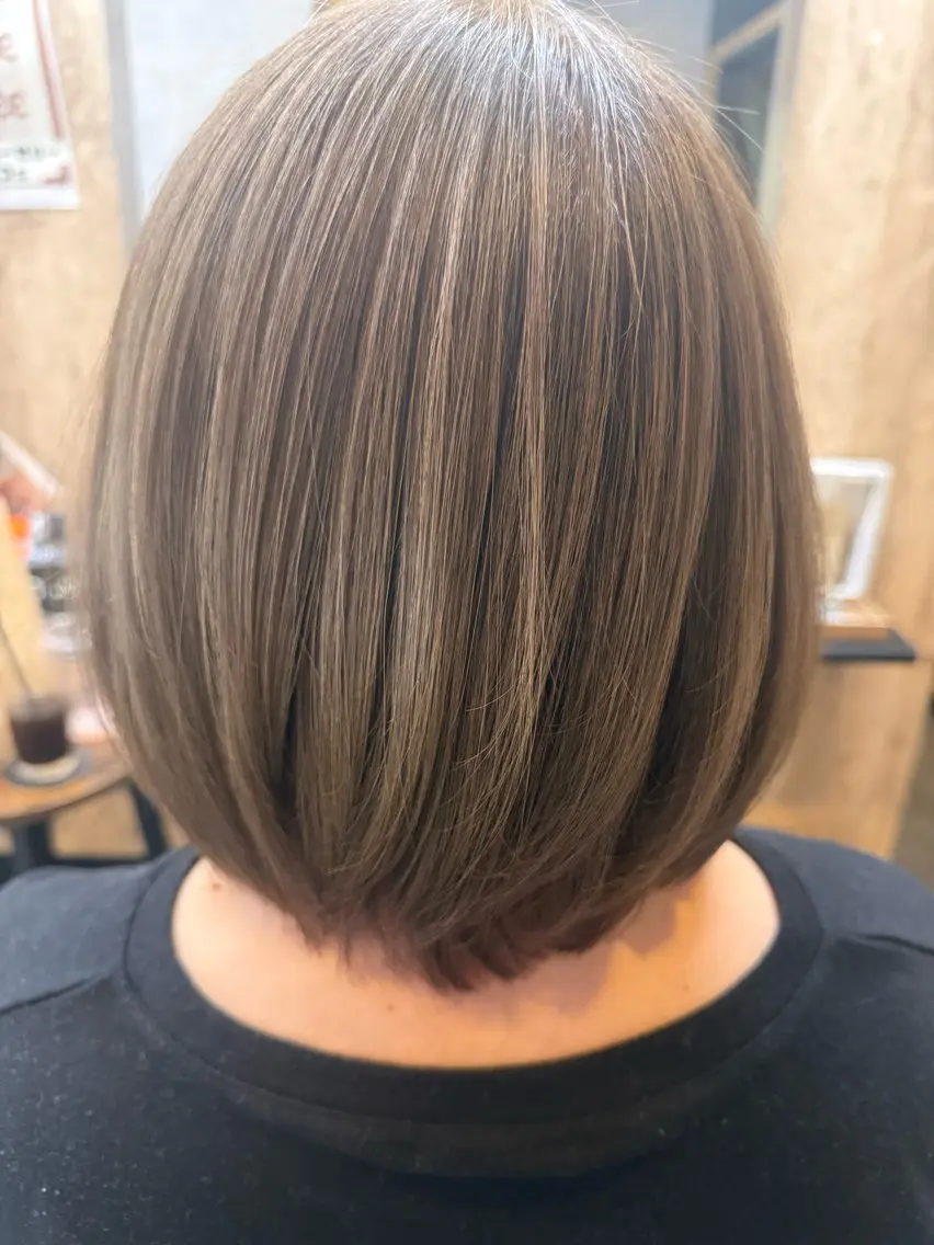 ミディアム カラー グレージュ ミルクティーグレージュ ボブ ALOHANA + 一華のヘアスタイル