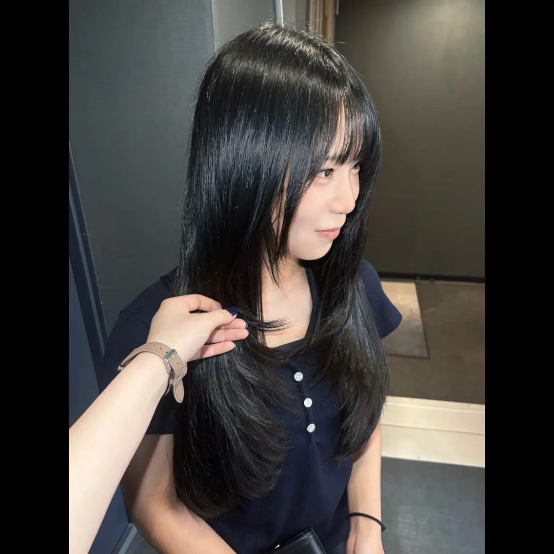 ロング 顔まわりレイヤー 顔周りカット レイヤーカット カット トリートメント 彩名/透明感カラー/ レイヤーカットのヘアスタイル