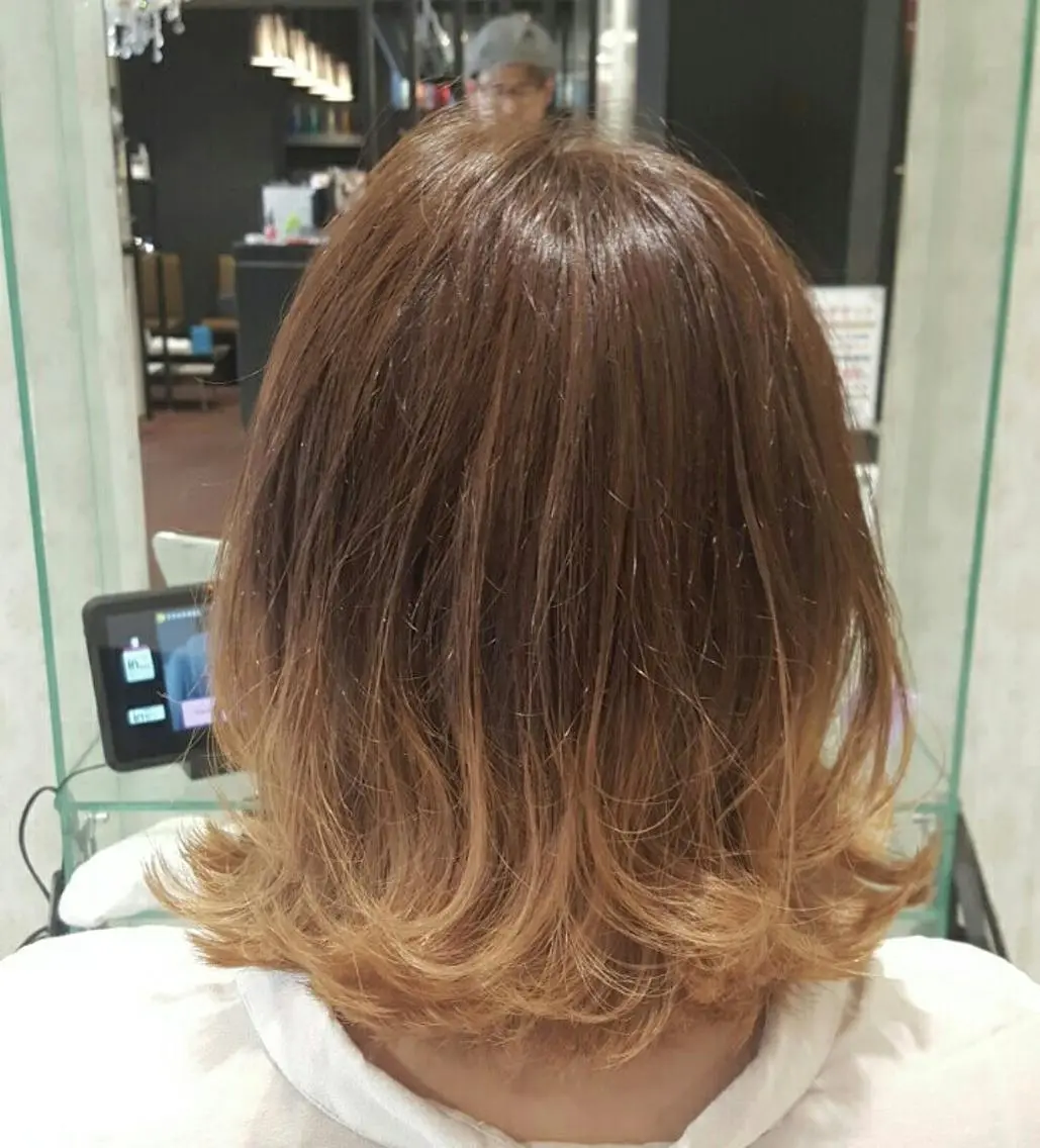 ショート カラー 切りっぱなしボブ グラデーションカラー ボブ 外ハネヘア 秋山 幸太のヘアスタイル