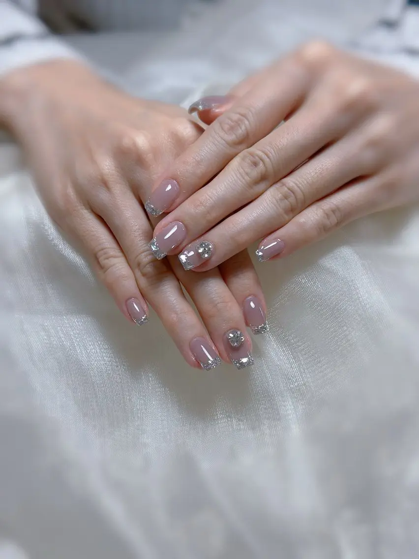ネイル フレンチネイル ガラスフレンチ キラキラネイル ハンドネイル Maggie nailクロのネイルデザイン