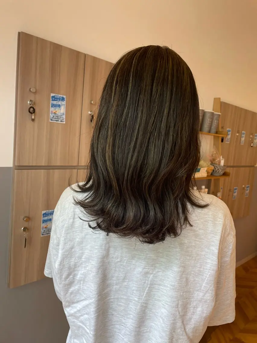 セミロング ハイライト 生盛 智穂子のヘアスタイル