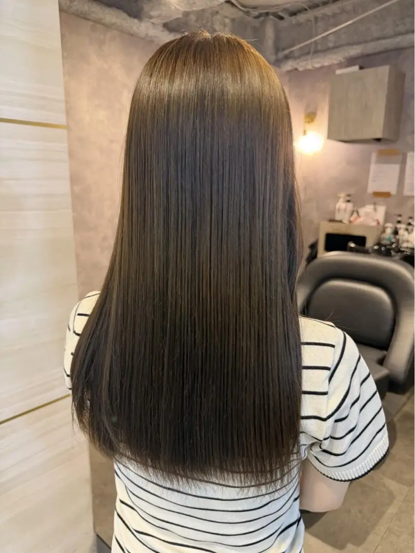 ロング カラー ベージュカラー オリーブベージュ 相澤 咲希のヘアスタイル