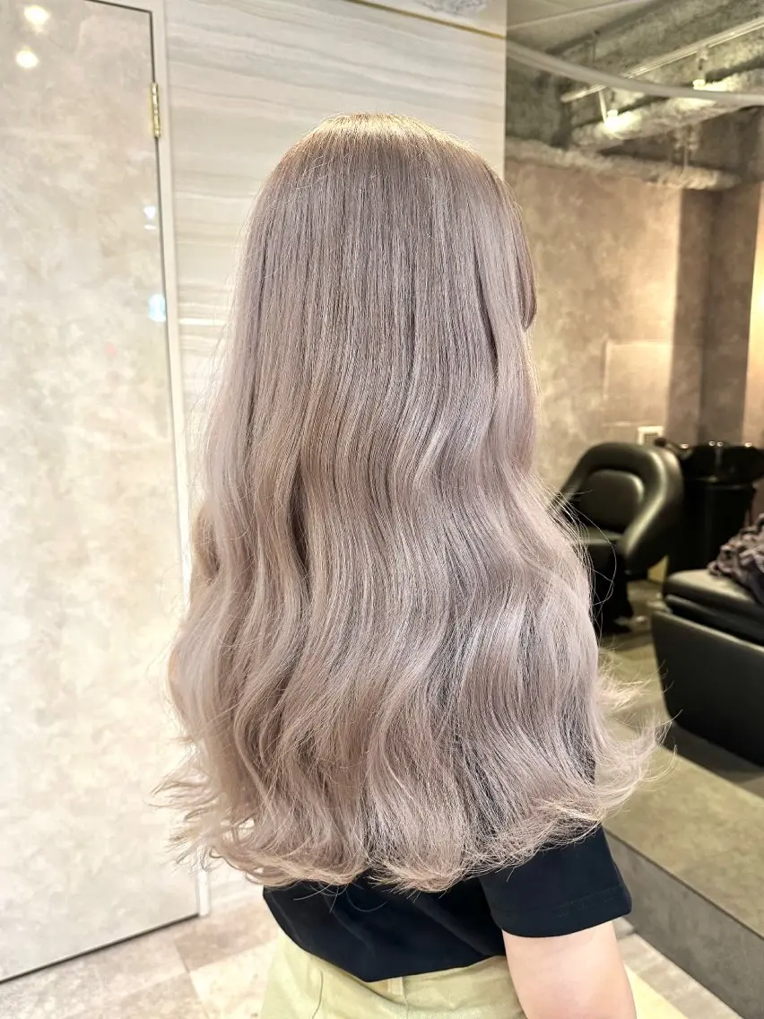 ロング カラー パーマ ヘアアレンジ メンズ カット ヘアカラー トリートメント 🌱巴結生🌿グレー ジュ☁️ミルクティーのヘアスタイル