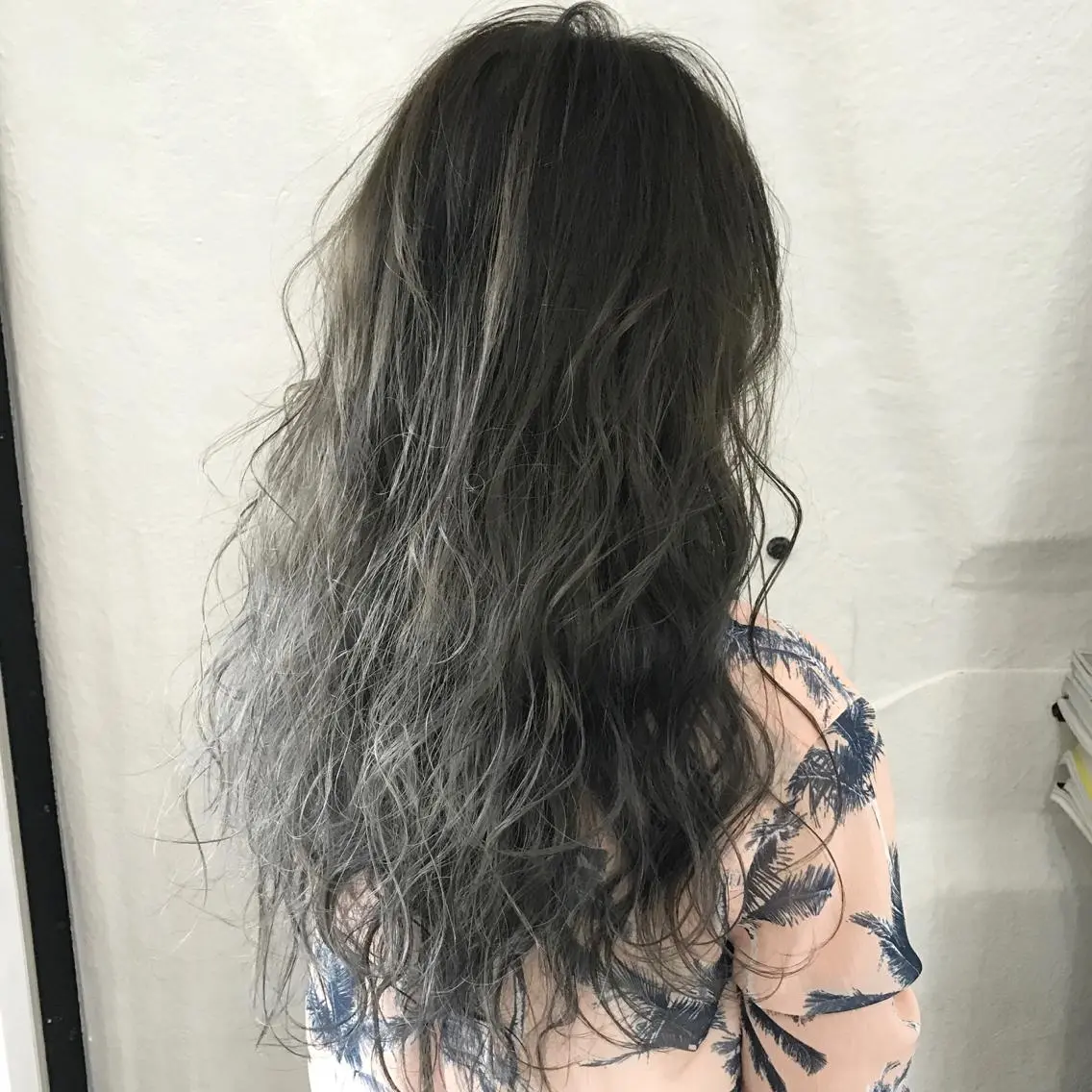 カラー ブリーチ ブルーカラー ブルーグレー 透明感カラー グラデーションカラー K-POP好き美容師 🇰🇷Kai.Yのヘアスタイル