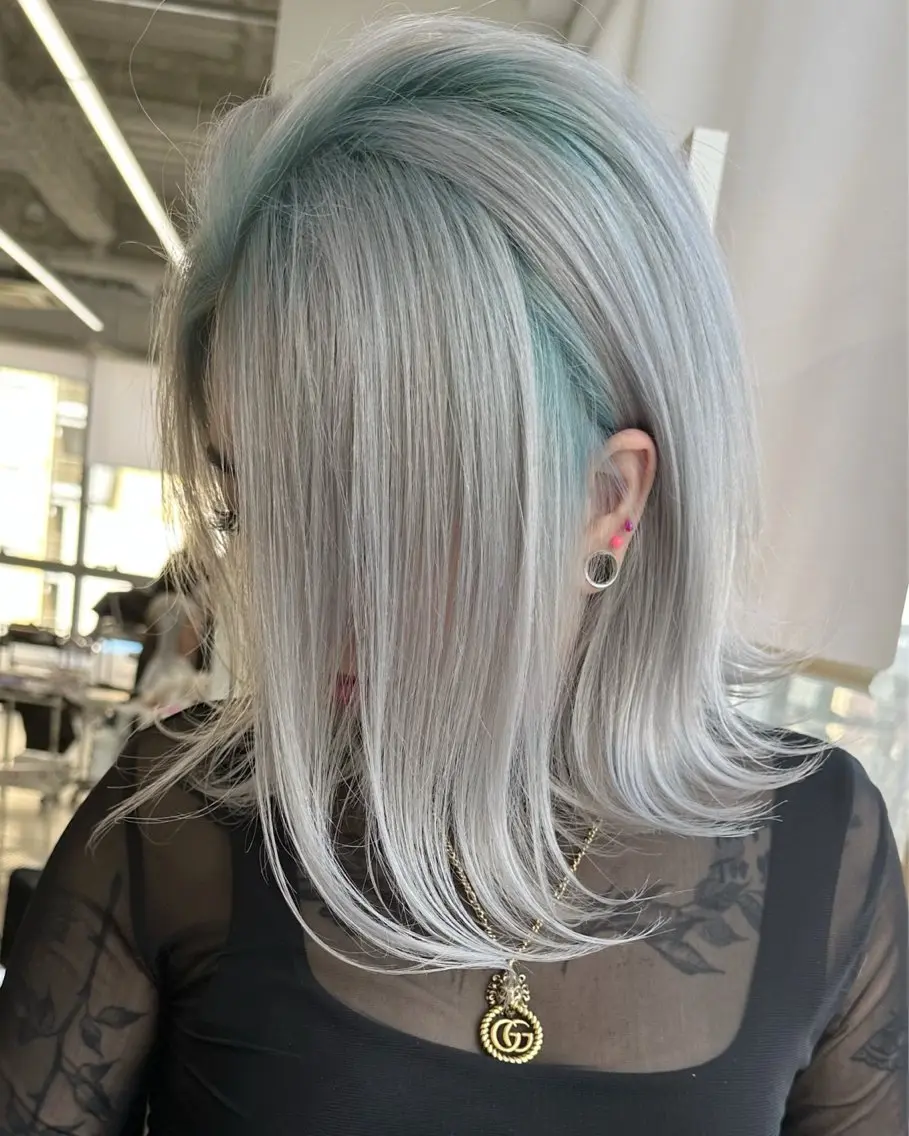 ミディアム アッシュ アッシュグレー アッシュグレージュ ボブ ハイライト 佐藤 まいらのヘアスタイル