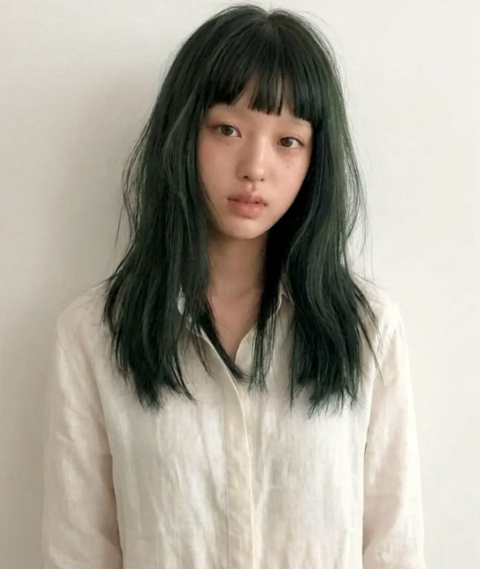ミディアム レイヤーカット bleach & designのヘアスタイル