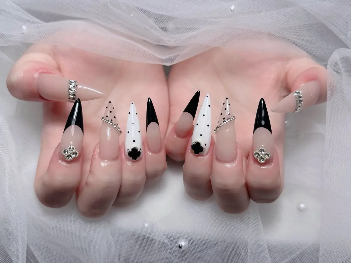 ネイル フレンチネイル ジェルネイル ガラスフレンチ ハロウィン ハート ハンドネイル H.baby Nail Salonのネイルデザイン