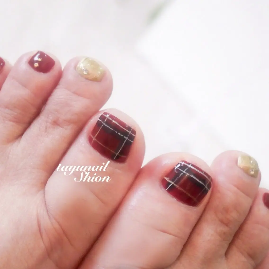ネイル ジェルネイル ゴールド パラジェル 赤色 冬ネイル ネイルサロン 【たゆnail】のネイルデザイン