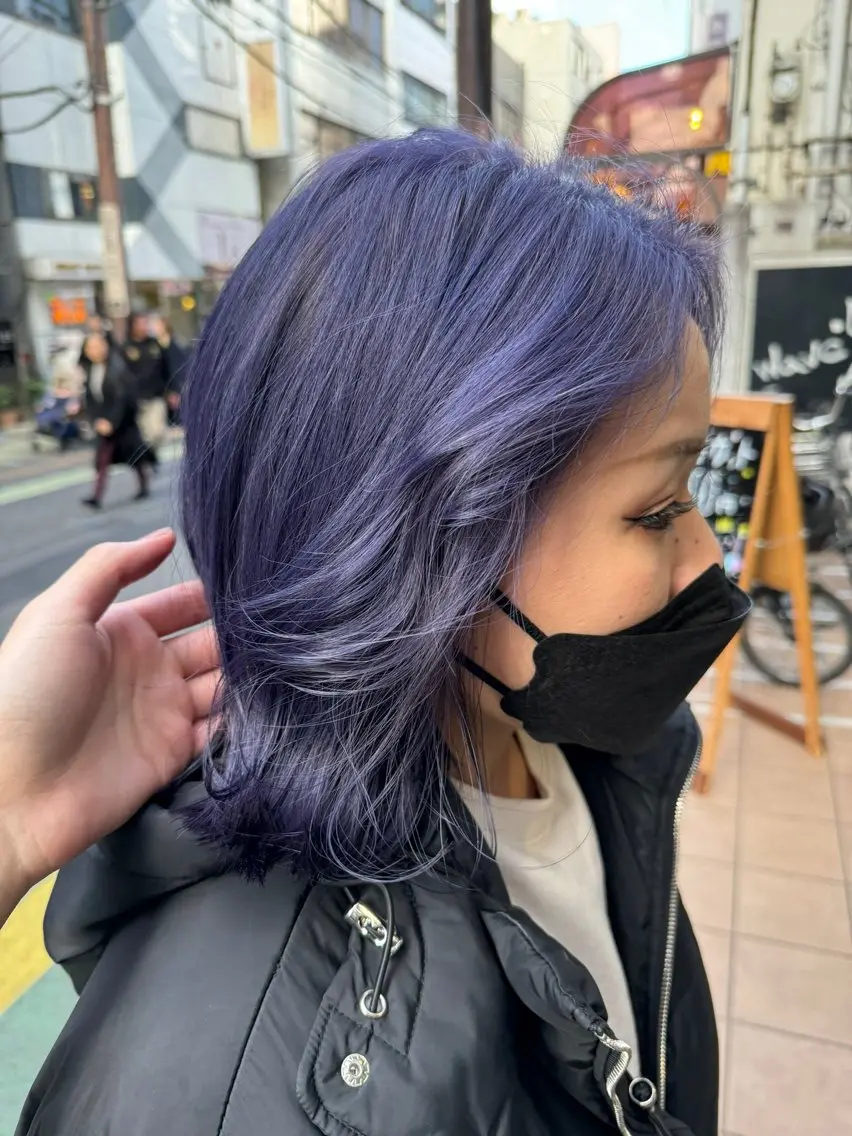 ミディアム カラー ヘアアレンジ ブリーチ ブルーカラー ブルーバイオレット デザインカラー ダブルカラー カット ヘアカラー トリートメント 目黒 碧人のヘアスタイル