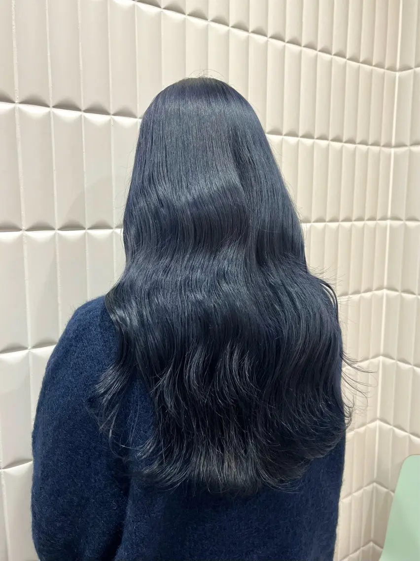 ロング カラー ブリーチ ブルーカラー ネイビーカラー カット ヘアカラー トリートメント 番匠 海遊のヘアスタイル