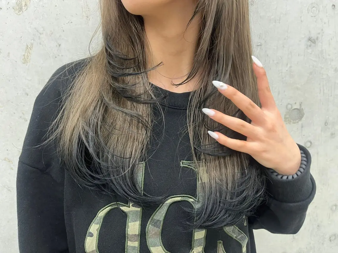 ロング カラー ブリーチ 澤田 萌生のヘアスタイル