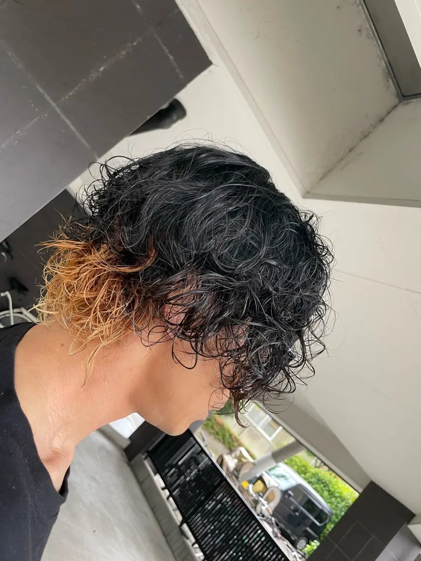 ミディアム パーマ メンズ ミディアムパーマ メンズパーマ スパイラルパーマ 山本 雷のヘアスタイル