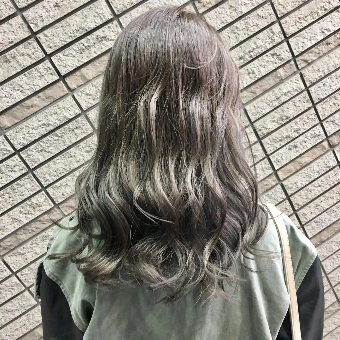 セミロング カラー グレージュ カット ヘアカラー トリートメント ブリーチ/バレイヤ ージュ川端裕司のヘアスタイル