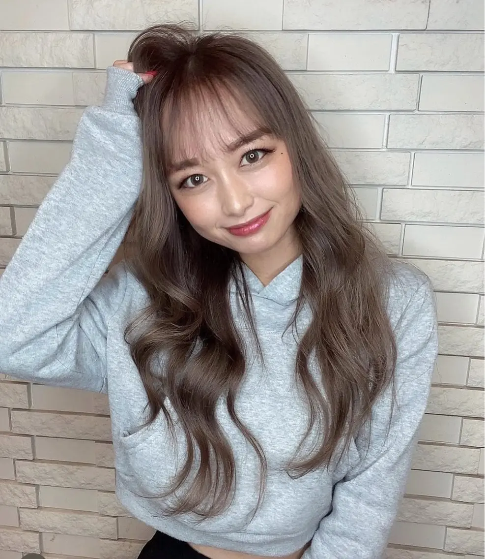 ロング カット ヘアカラー 赤池 日菜子のヘアスタイル